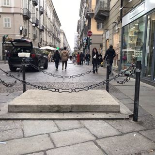 Chi o cosa copre la &quot;tomba di via Garibaldi&quot;? In pieno centro la storia poco conosciuta dai torinesi