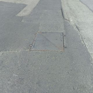 Tombino rumoroso e pericoloso in via Isernia: “Chiediamo una verifica immediata del problema”