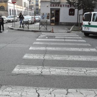 Tragedia in corso Brescia, 87enne inciampa mentre attraversa la strada e muore in ospedale