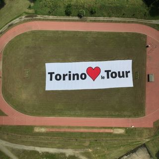 “Torino love le Tour”, al campo sportivo della Caserma Porcelli l'immensa scritta saluterà l'arrivo della corsa gialla [VIDEO]