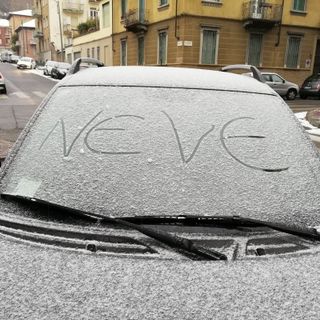 E' arrivata la neve su Torino, fiocchi fin dal mattino. Disagi per chi viaggia