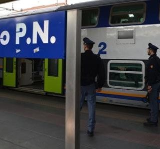 Picchia una passeggera a bordo di un treno: denunciato un pakistano di 23 anni