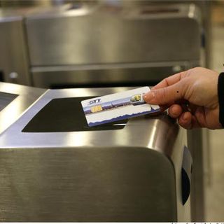 Torino, mamma con passeggino bloccata ai tornelli della metro