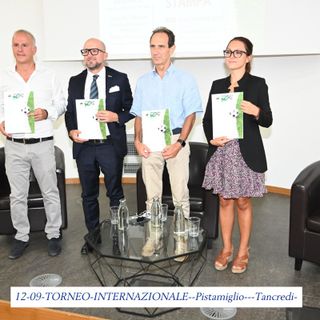quattro persone sul palco