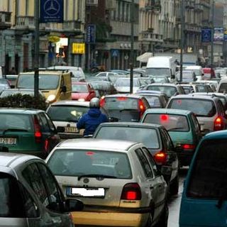 Bici vs macchine a Torino, scontro tra M5S e il no all'estensione della Ztl