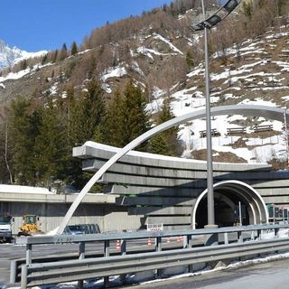 La Francia &quot;stappa&quot; i valichi. Per la prima volta si parla di raddoppio del Bianco
