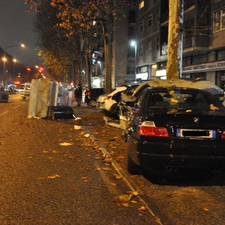 A tutta velocità in corso Traiano, Bmw investe un pedone e si schianta contro tre auto in sosta