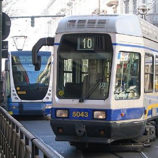 Tram più veloci e 44 fermate in meno: a Torino al via la rivoluzione del trasporto pubblico Tram più veloci e 44 fermate in meno: a Torino al via la rivoluzione del trasporto pubblico