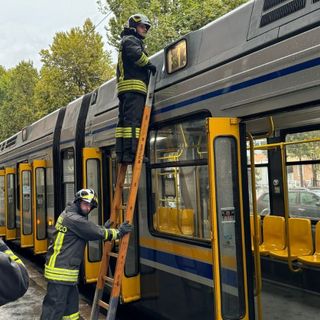 Un fulmine si scarica vicino a un tram 13 carico di passeggeri: paura a bordo