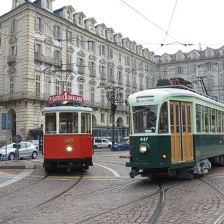Tuffo nel passato per il salotto buono di Torino: in piazza Castello tornano i tram storici