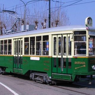 Quando gli operai andavano in Fiat con il 91: il tram storico davanti allo fabbrica di Mirafiori