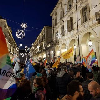 Una folla colorata ha marciato a sostegno dei diritti delle persone trans e di tutte le minoranze