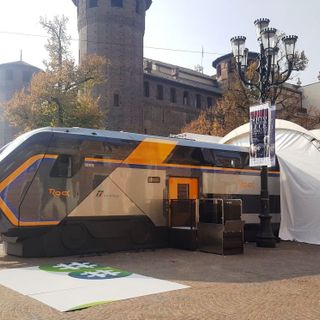 Arrivano in piazza Castello a Torino i nuovi treni Pop e Rock (FOTO)
