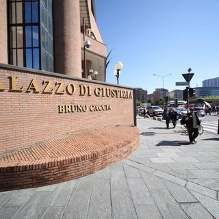 Inviarono pacchi-bomba a magistrati di Torino: arrestati tre anarchici