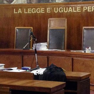 Insultò una giovane su un bus per motivi razziali: 53enne a processo