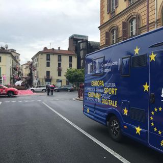 L’UE nella carovana del Giro d’Italia a Ivrea, Gaudina: “Iniziativa di grande successo, la replicheremo”
