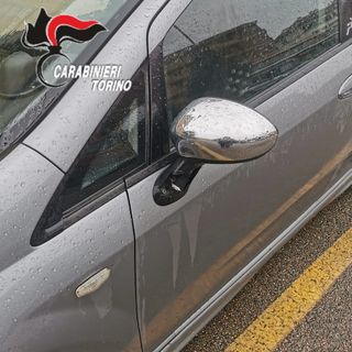 specchietto retrovisore di un'auto