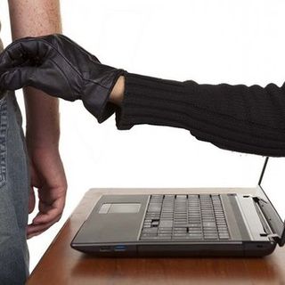 mano che sbuca da un pc per sottrarre denaro a una persona