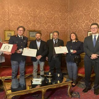 foto di gruppo con due persone in divisa