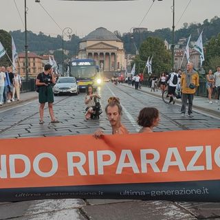 Gli ambientalisti colpiscono ancora e “nudi” bloccano il ponte di piazza Vittorio: traffico in tilt
