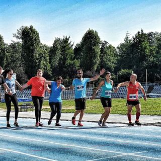 ragazzi che corrono in pista