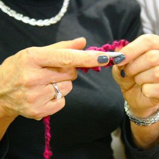 Lavorare a maglia e all'uncinetto torna di moda: ecco gli incontri a Bardonecchia