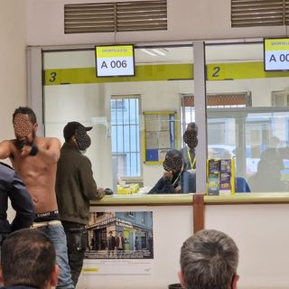 uomo nudo e poliziotto alle Poste