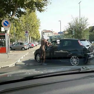 Un uomo nudo a spasso per le vie di Mirafiori