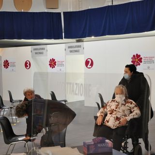 primo giorno di vaccinazioni over 80 all'asl to5