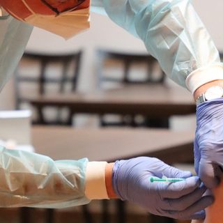 Covid, andamento ancora decrescente: la positività dei tamponi non raggiunge l'1%