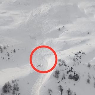 Scialpinista torinese travolto da una slavina: muore a 49 anni