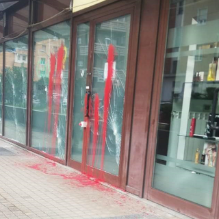 La sede di Glovo nel mirino dei vandali: vetri spaccati e chiazze di vernice rossa