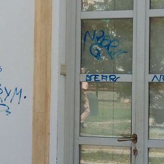Vandali in azione alla Tesoriera con scritte su muri e finestre Vandali in azione alla Tesoriera con scritte su muri e finestre