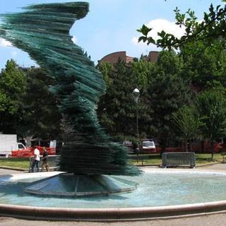 I cittadini dicono no allo spostamento della scultura di Varotsos al Giardino Grosa