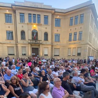 persone in strada a Venaria per festa
