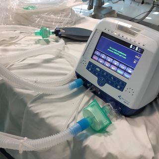 Malato di sla nominato cavaliere della repubblica fa donare ventilatore polmonare