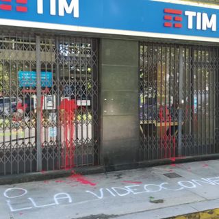 Vernice rossa e scritte contro il negozio Tim di corso Casale