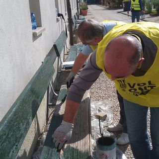 In Cascina Giajone i volontari di Torino Spazio Pubblico riverniciano le panchine