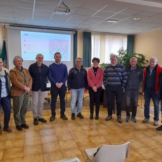 foto di gruppo persone in piedi