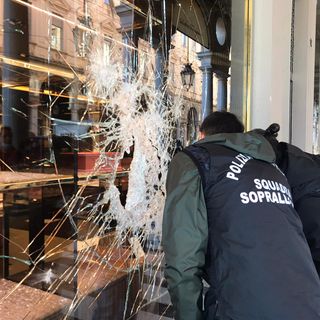 vetrina rotta in via Po