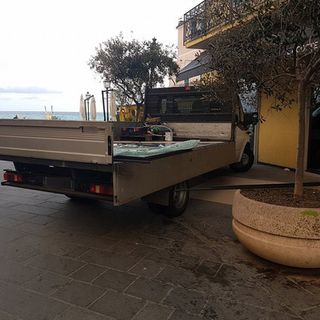 Alassio, sfondano una vetrina e portano via capi d'abbilgiamento per 20 mila euro