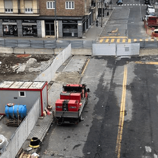 Corso Grosseto, il cantiere taglia in due la strada. La rabbia dei commercianti: “Aprite un passaggio pedonale”