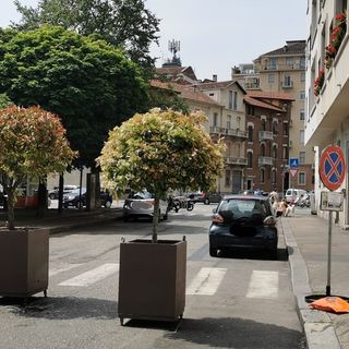 Il tratto pedonalizzato di via Coazze angolo via Cialdini