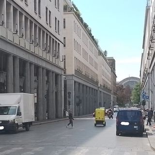 via Roma con auto