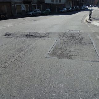 Via Aosta, il manto stradale è dissestato: “Occorre un intervento urgente”