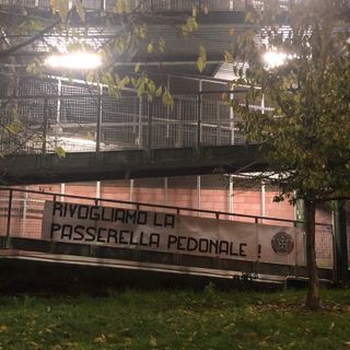 Striscione di protesta di CasaPound per la chiusura della passerella pedonale di Via Brofferio