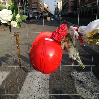 cartelli sulle transenne di via Genova