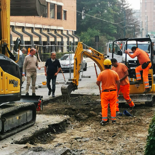 Via Genova: avviati i cantieri per ripristinare carreggiata e marciapiedi