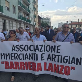 Via Lanzo, protesta per la revisione della ciclabile: “Si intervenga prima che ci scappi il morto” [VIDEO]