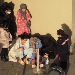 persone a terra disperate